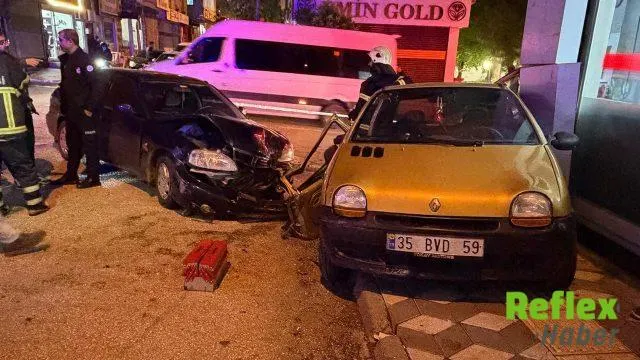 Kahta'da Çarpışan Otomobiller Vitrine Girdi: 2 Yaralı