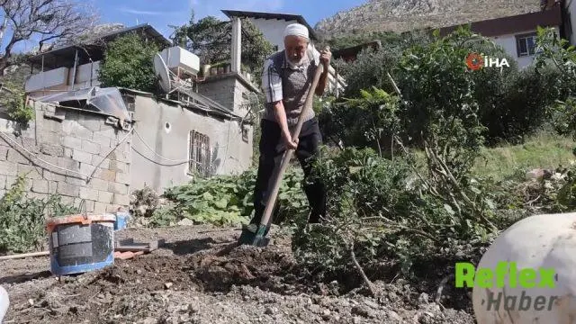 Sahip Yurtsever, Deprem Enkazını Paylaşım Bahçesine Dönüştürdü