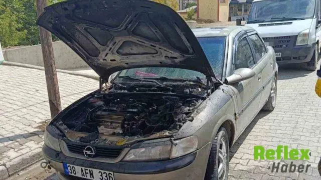 Tatvan’da Park Halindeki Otomobil Yangında Kullanılamaz Hale Geldi