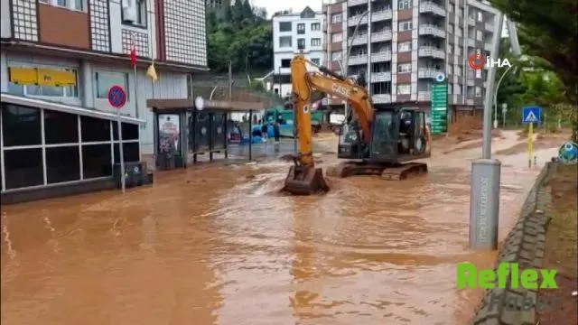 Rize’de şiddetli sağanak sele yol açtı: Sahil yolu göle döndü