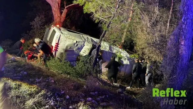 Kumluca'da Dağcıları Taşıyan Minibüs Şarampole Devrildi