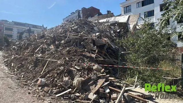 Küçükçekmece’de Yıkım Sırasında Bina Çöktü, Çevredeki Yapılar Zarar Gördü