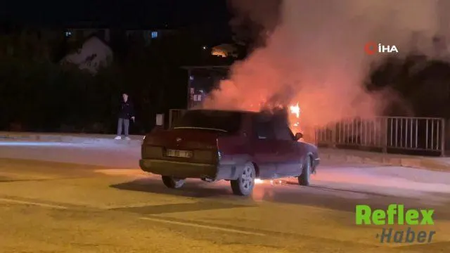 Düzce'de Kavşakta Aracı Alev Alan Sürücü Ve Yolcu Son Anda Kurtuldu