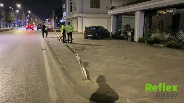 İ̇negöl’de Otomobil Kaldırıma Çıkıp Elektrik Panosuna Çarptı
