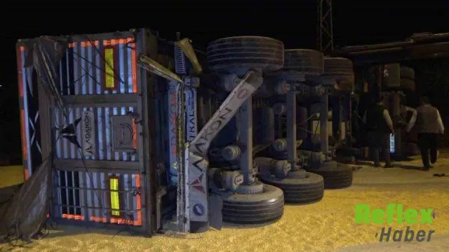 Amasya’da Tır Devrildi, 25 Ton Mısır Yola Saçıldı