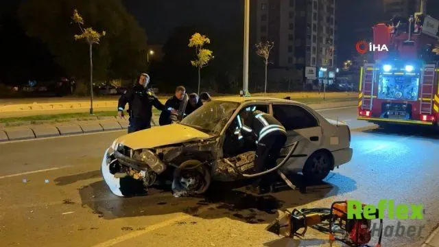 Kayseri'de Ağaca Çarpan Otomobildeki Sürücü Kurtarıldı
