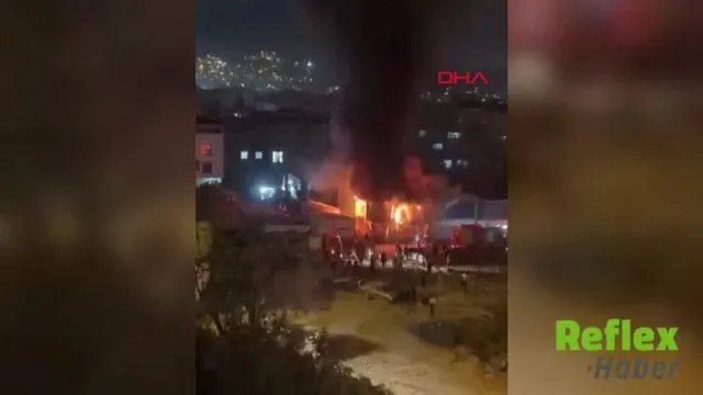 Hatay Defne'de Gece Yarısı İ̇şçi Konteynerinde Yangın