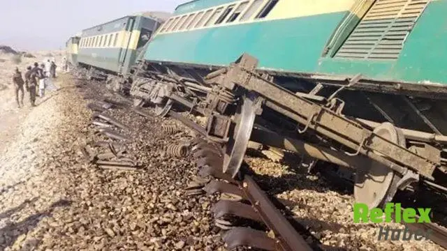 Pakistan'da Yolcu Treni Raydan Çıktı: 5 Ölü
