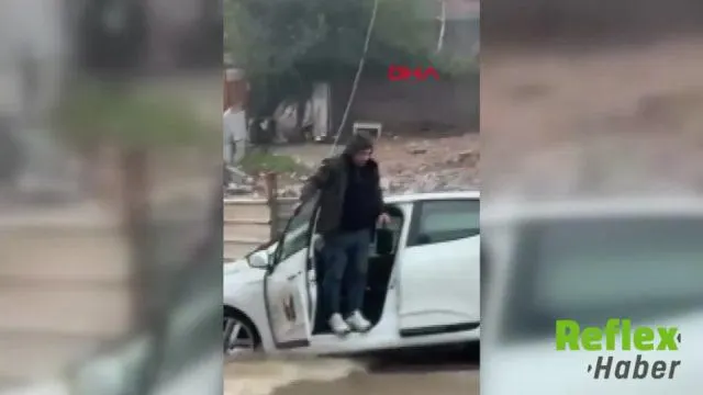 Sultanbeyli'de Sağanak Sonrası Çöken Yolda Otomobil Kurtarıldı