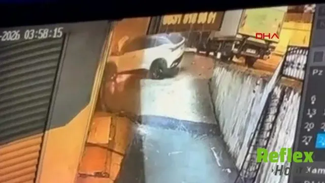 Beylikdüzü'nde İ̇şletmeye Giren Otomobil Alev Aldı