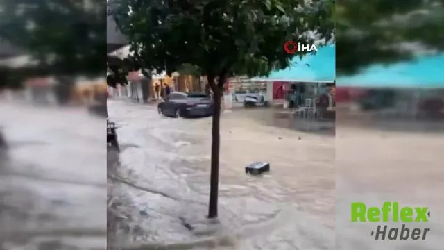 Çeşme'de Şiddetli Yağış Cadde Ve Sokakları Su Altında Bıraktı