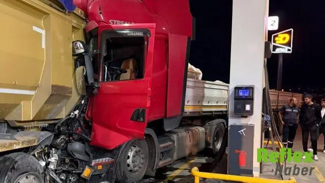 Sakarya’da TIR Polis Aracına ve Kamyona Çarptı: 2 Polis Son Anda Kurtuldu
