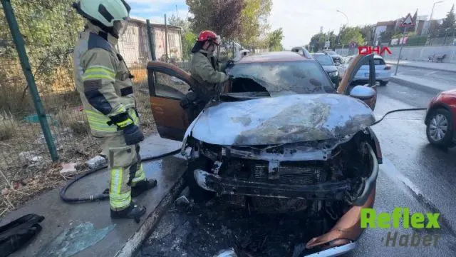 Avcılar’da seyir halindeki otomobil alev aldı: Polisler su tankeriyle müdahale etti