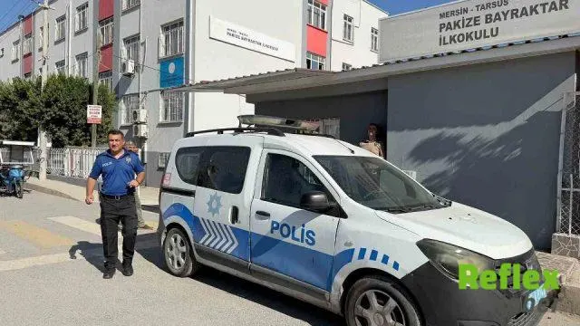 Tarsus’ta okul bahçesindeki İstiklal Marşı töreninde çantadan tabanca çıktı