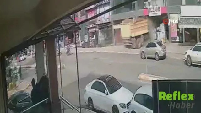 Pendik’te Hafriyat Kamyonu Eczaneye Girdi: Kaza Kamerada