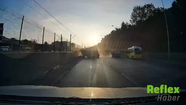 Bursa’da kamyonetin çarptığı hafif ticari araç otomobilin üzerine devrildi