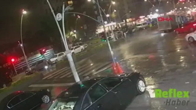 Esenler'de Kayganlaşan Yolda Motosiklet Kamyona Çarptı