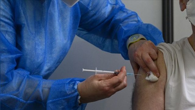 Yunanistan'da şok: Aşı olmayan yaklaşık 7 bin sağlık çalışanı görevden uzaklaştırıldı