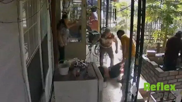 Houston'da Eve Giren Kadın Mutfağı Dağıtıp Masanın Altına Saklandı