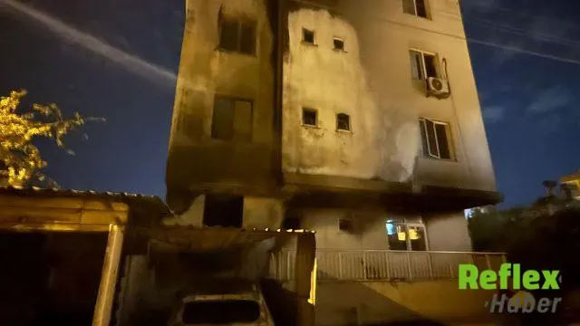 Antalya’da garajdaki otomobil yandı, alevler 3 katlı binaya sıçradı