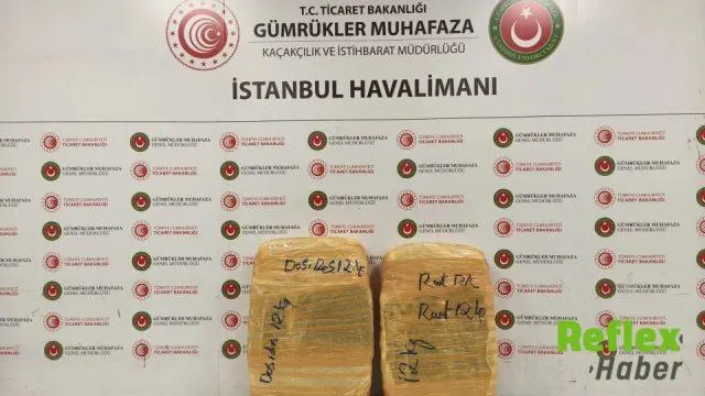 İ̇stanbul Havalimanı'nda 25 Kilo Esrar Operasyonu: İ̇ki Şüpheli Yakalandı