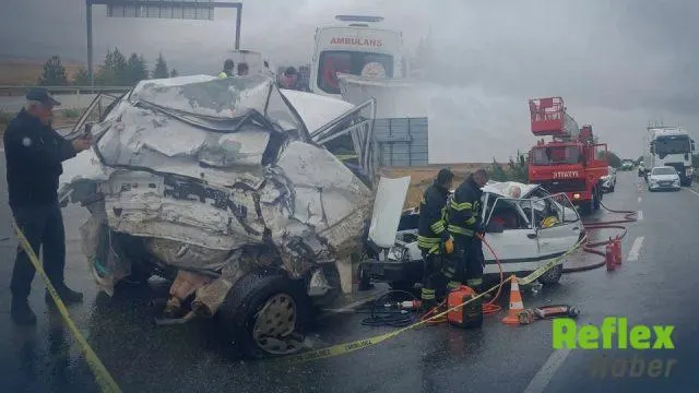 Eskişehir'de Tırın Çarptığı Otomobilde İ̇ki Kişi Yaşamını Yitirdi