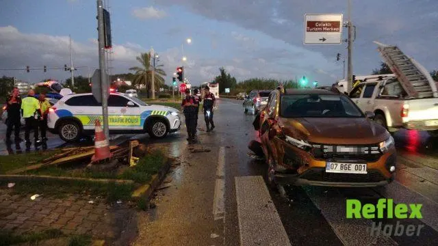 Manavgat'ta Kırmızı İşıkta Bekleyen Araçlara Kamyon Çarptı