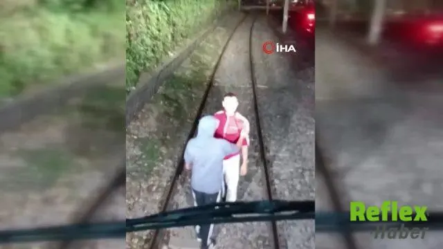 Alsancak’ta Tren Yolunu Kapatan İ̇ki Kişi Taşlı Saldırıya Başvurdu