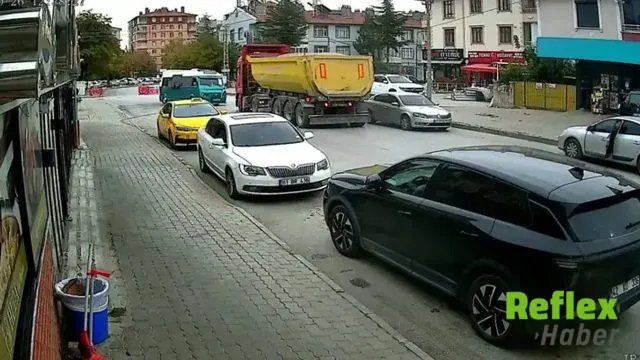 Konya’da Minibüs Ve Hafriyat Kamyonu Çarpıştı