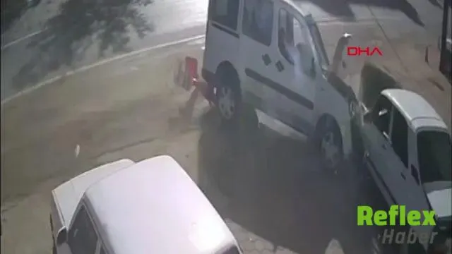 Kozan’da Ehliyetsiz Sürücünün Kullandığı Araç İ̇ki Otomobile Çarptı