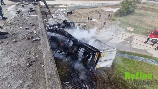 Düzce'de Tır Köprüden Uçtu, Şoför Son Anda Kurtuldu