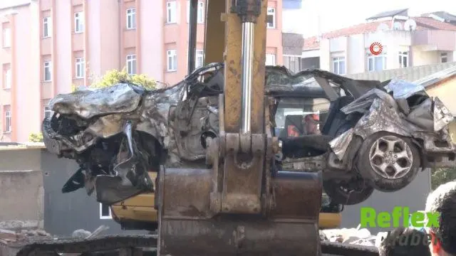 Maltepe'de Çöken Binanın Enkazındaki Araçlar Kaldırılıyor