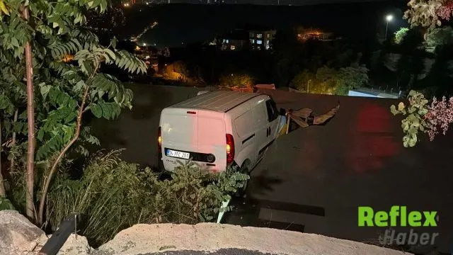 Sarıyer'de Hafif Ticari Araç Evin Çatısına Uçtu: Bir Yaralı